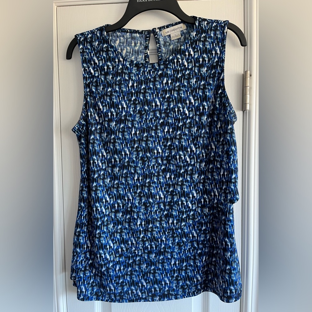 Women’s sleeveless pullover top with back single button closure